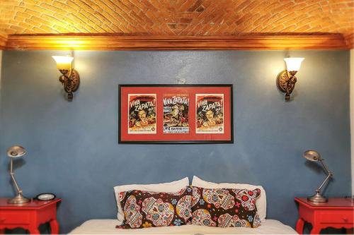 ein Zimmer mit zwei Lampen und einem Sofa mit zwei Tischen in der Unterkunft San Miguel Actor's Studios in San Miguel de Allende