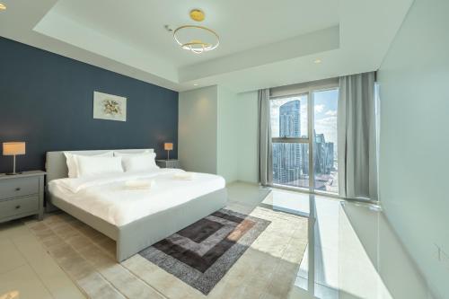 Postel nebo postele na pokoji v ubytování Magical Apartment With Rooftop Pool & Burj Khalifa View