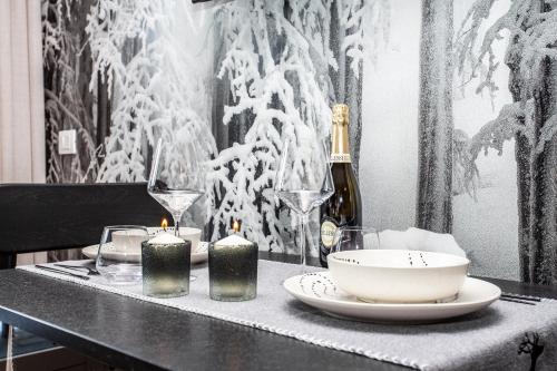 布勒伊－切爾維尼亞的住宿－DEER LODGE，一张桌子,上面放着两根蜡烛和一瓶香槟
