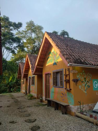 a house with a painting on the side of it at Greensoul Hospedagem in Ubatuba