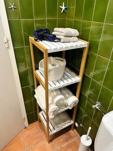 uma toalha na casa de banho com toalhas em RACO DE SES OLIVERES em Cadaqués