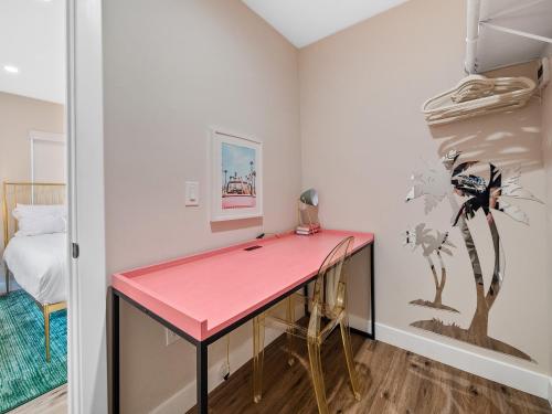 - un bureau rose dans une chambre avec un lit dans l'établissement Classic Beach Bungalow - Parking, Private Patio & Pet Friendly!, à San Diego