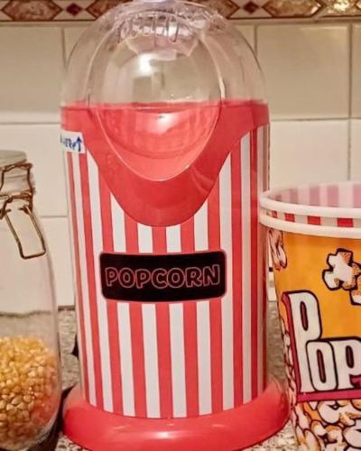 a bottle of popcorn sitting next to a cup of popcorn at number 8 in Leiden
