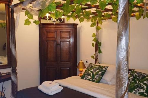 a bedroom with a bed with a wooden canopy at number 8 in Leiden