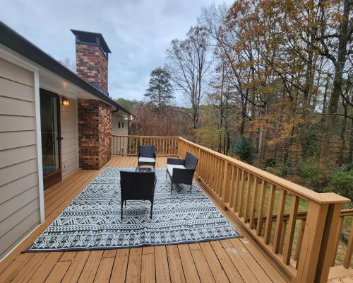 - une terrasse couverte avec des chaises et une table dans l'établissement Secret garden at Stone Mountain, à Stone Mountain