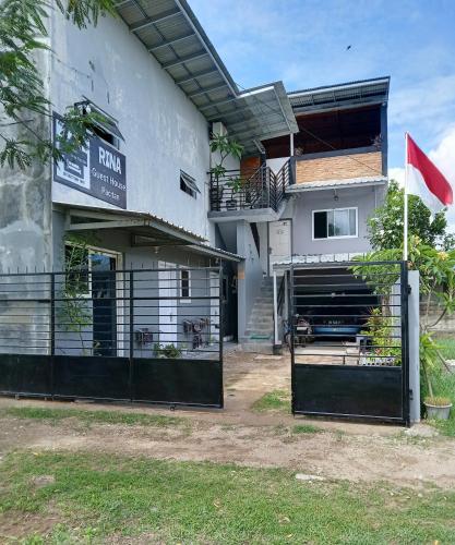Bangunan di mana terletaknya rumah tamu ini