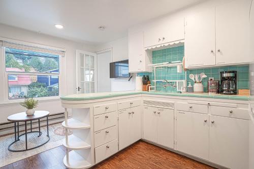 Fotografie z fotogalerie ubytování Seaside Serenity 1-BR Apt with peek-a-boo sound views v destinaci Seattle