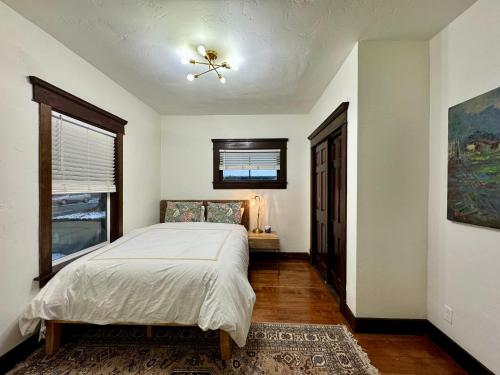 1 dormitorio con 1 cama y ventilador de techo en Lovely Cottage en Boise