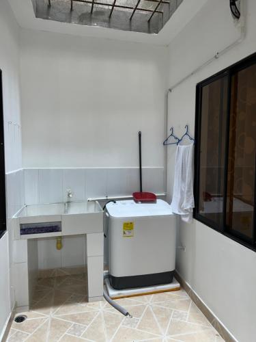 een wasruimte met een wasmachine en een raam bij Amplio, comodo central Apto 1 in Apartadó