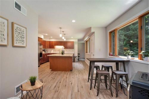 Dapur atau dapur kecil di Smitten in da Mitten - 18 acres, Arcades, High Spd Web, Hot Tub, Pond!