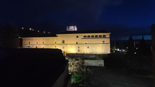 un edificio con un faro encima por la noche en Vista Triunfo, en Granada