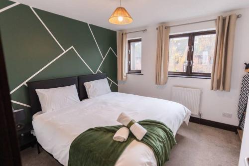 Apartment in Warwick - Families - Business - Contractors في وارويك: غرفة نوم مع سرير مع قوس عليه