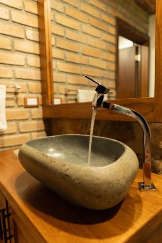 ein Waschbecken mit Wasserhahn im Badezimmer in der Unterkunft Killary Lodge & Glamping in Cachanlo de Sidcay