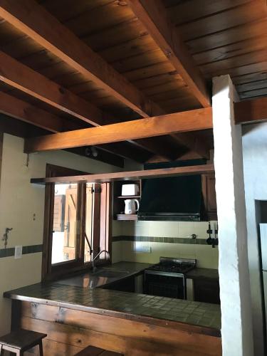 uma cozinha com um fogão e uma bancada em Casa La Florida em Mar del Plata