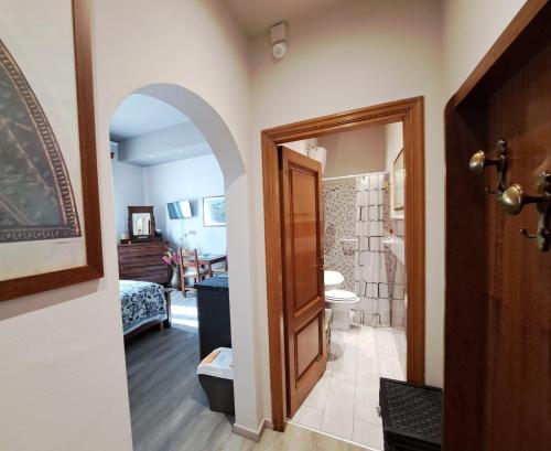Habitación con baño con aseo y puerta. en IL REGNO DI IOSE' en Campi Bisenzio