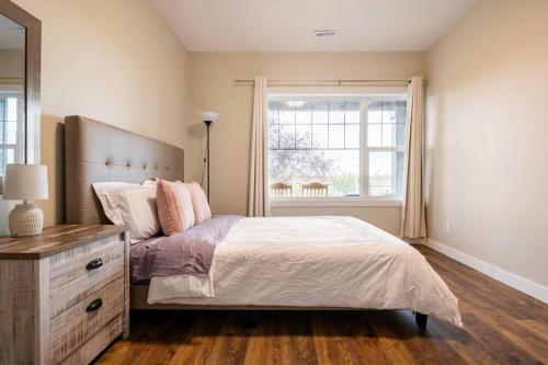 Un pat sau paturi într-o cameră la New&Stylish&Cozy Suit near Spruce Meadows Sleeps 6- Backyard-EV