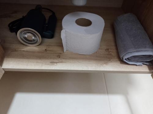 a roll of toilet paper and a fan on a shelf at Cozy Apartment in Pinares de San Martin. ¡PEREIRA! in Pereira