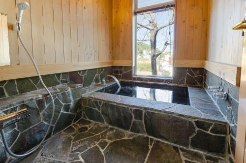 下田市にあるBay Coast Villa Goishigahama - Vacation STAY 45736vのバスルーム(石造りの洗面台、窓付)