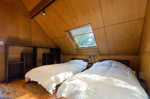 下田市にあるBay Coast Villa Goishigahama - Vacation STAY 45736vの屋根付きの部屋のベッド2台