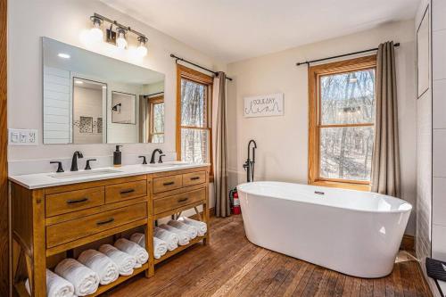 Ένα μπάνιο στο The Hopkins Hideaway - 40 Acres with trails, Arcades, Hot Tub, Fire Pit