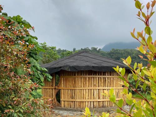 a wooden hut with a black roof at Hostal La Laguna in Villamaría
