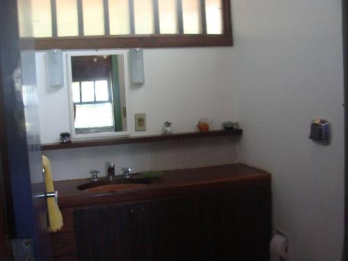 a bathroom with a sink and a window at Casa na Colina de Geribá, Búzios in Búzios
