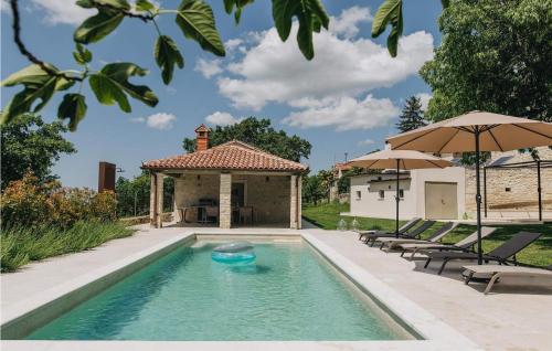 een zwembad in de achtertuin van een huis bij Casa Amalia in Višnjan