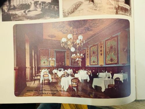 a picture of a dining room with white tables and chairs at EXCEPTIONNEL !!! VENEZ SEJOURNER DANS LES 3 SUITES D'UN AUTHENTIQUE ANCIEN PALACE DE LA "BELLE EPOQUE" de 1874 !!! UNIQUE !!! in Menton