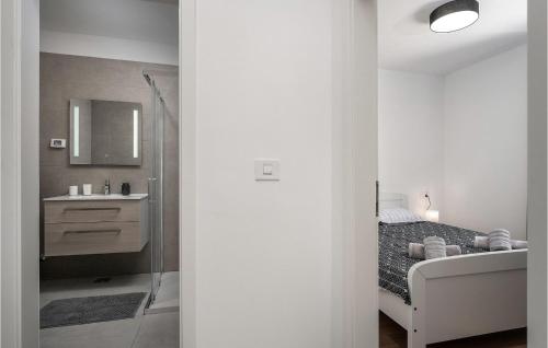 La salle de bains est pourvue d'un lit, d'une douche et d'un lavabo. dans l'établissement Villa Cincin, à Raša