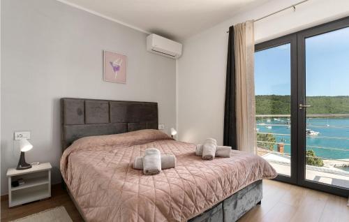 Schlafzimmer mit einem Bett und Blick auf das Wasser in der Unterkunft Villa Cincin in Raša