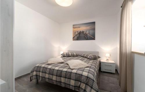 ein Schlafzimmer mit einem Bett mit einer karierten Decke in der Unterkunft Karmela I in Višnjan
