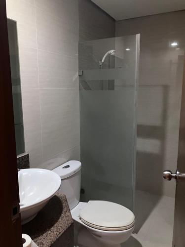 ein Bad mit einem WC, einem Waschbecken und einer Dusche in der Unterkunft ADB TOWER ADB AVENUE in Manila