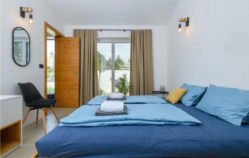 uma grande cama azul num quarto com uma janela em Villa Sunset em Porec