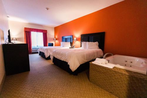 Grand Hotel في Spring City: غرفة فندقية بسريرين وحوض استحمام