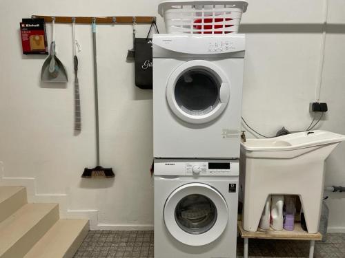 a washer and dryer in a laundry room at Villa Dona Rosa - Viana do Castelo in Viana do Castelo