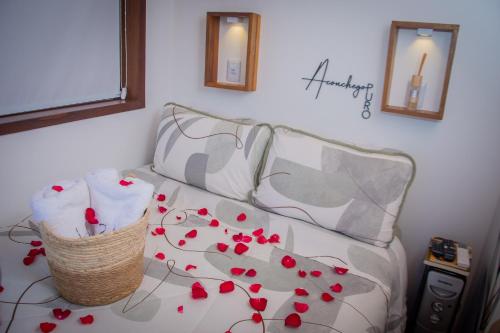 una sala de estar con un sofá con flores rojas. en T24 Tinyhouse Container en Ibiúna