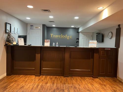 um balcão de conselhos de viagem num quarto de hotel com em Travelodge by Wyndham Kamloops Mountview em Kamloops