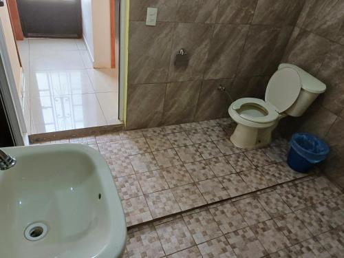 Alojamiento Familiar Varo في Arandas: حمام مع مرحاض ومغسلة ودش