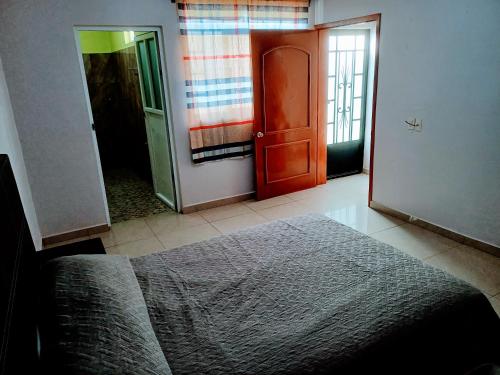 Alojamiento Familiar Varo في Arandas: غرفة نوم ذات بابين وسرير في غرفة