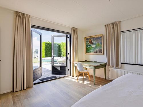 Postel nebo postele na pokoji v ubytování Lakeside Stay in Kamperland