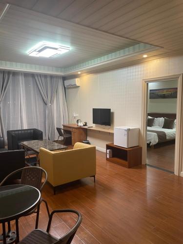 - un salon avec un canapé et un lit dans l'établissement Outback Holiday Resort, à Honiara