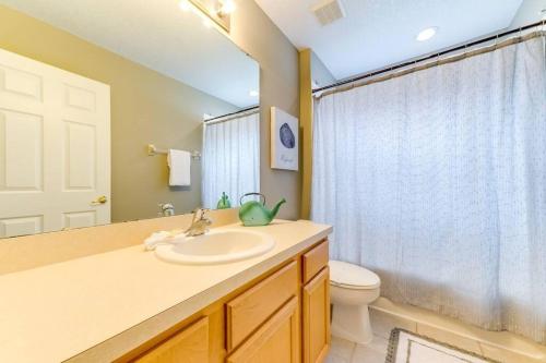 łazienka z umywalką i toaletą w obiekcie Family Pool Home, Gated Resort, near Disney & golf -209 w Orlando