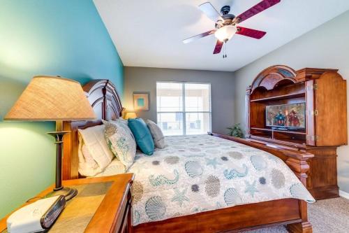 sypialnia z łóżkiem i wentylatorem sufitowym w obiekcie Family Pool Home, Gated Resort, near Disney & golf -209 w Orlando
