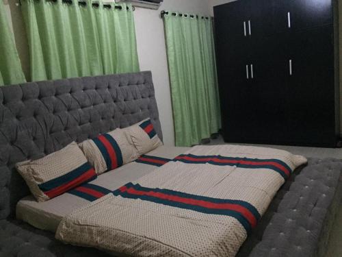 1 cama con 2 almohadas en una habitación en 1 bedroom apartment, en Ibadán