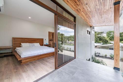 una camera con un letto e una grande finestra di Tropical Escape Private Pool & Outdoor Kitchen a Sardinal