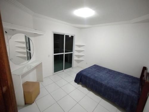 um quarto com uma cama, um lavatório e um espelho em Casa e Lazer em Colina de Laranjeiras em Serra