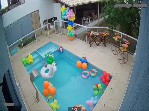 an overhead view of a swimming pool with a inflatable toy at Casa e Lazer em Colina de Laranjeiras in Serra