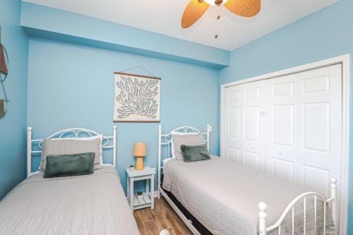 Postel nebo postele na pokoji v ubytování Seaside at Anastasia E305