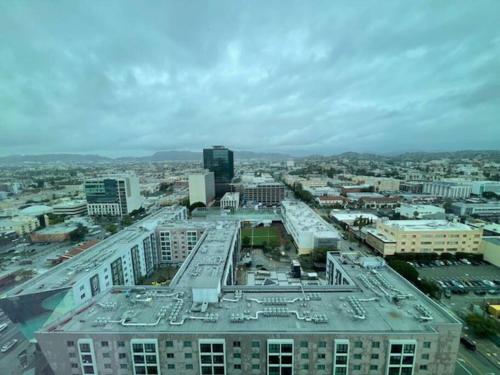 Pemandangan dari udara bagi Mid City High Rise in LA