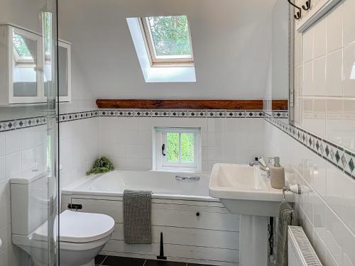 哈佛威斯特的住宿－Priory Stile，白色的浴室设有卫生间和水槽。